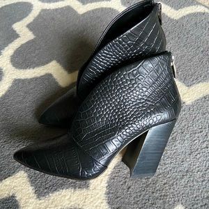 Vince Camuto Black Crocodile Printed Booties Size 6